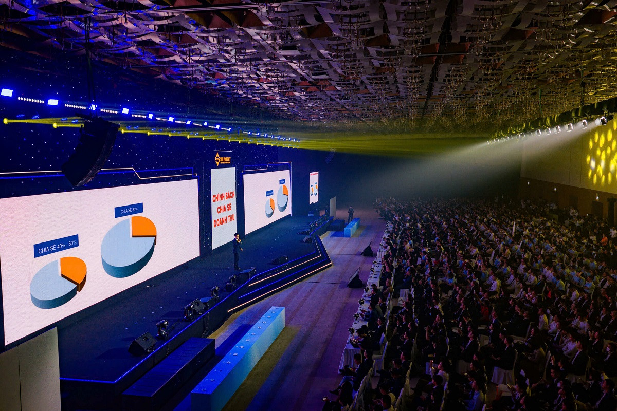 Đại diện Sun Property thuyết trình về dòng sản phẩm mới tại hai tháp Blanca 6&7